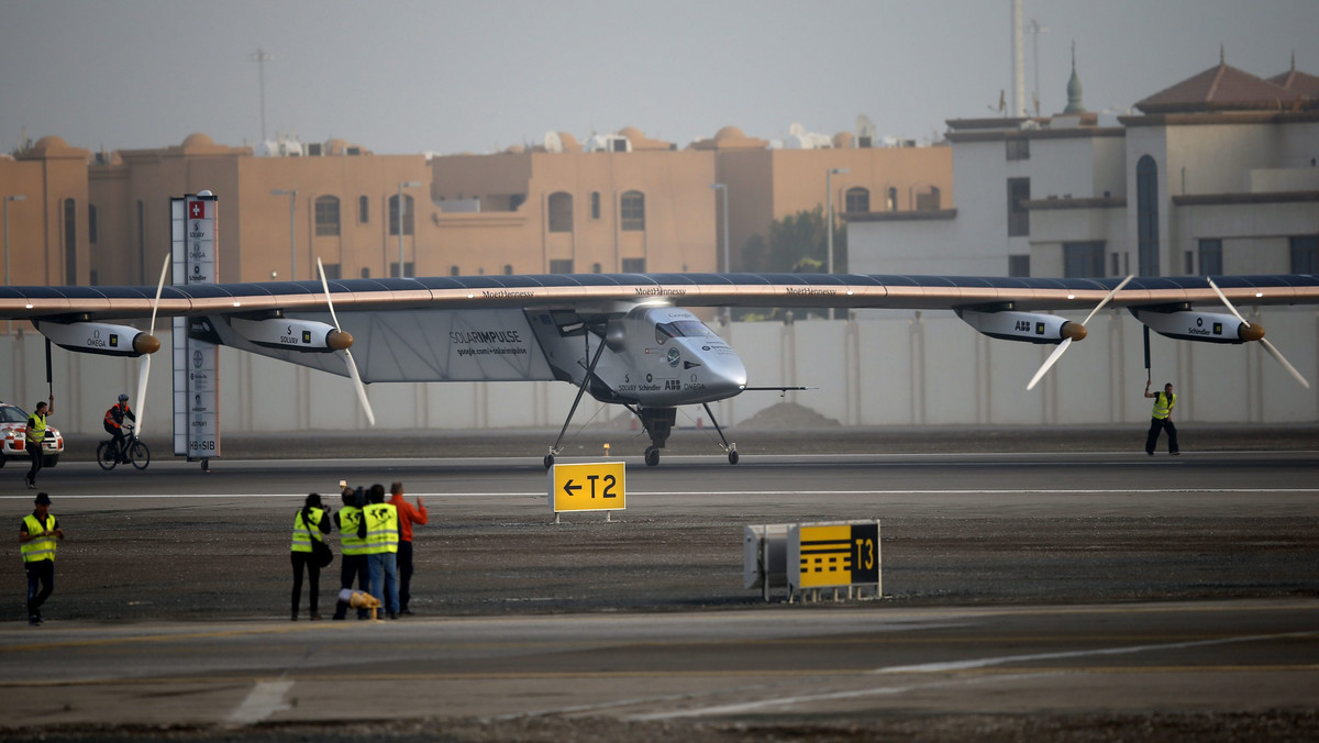 Samolot o napędzie słonecznym Solar Impulse 2 wystartował dziś z Abu Zabi w Zjednoczonych Emiratach Arabskich, rozpoczynając pierwszy lot dookoła świata. Celem pięciomiesięcznej podróży jest promowanie energii ze źródeł odnawialnych.