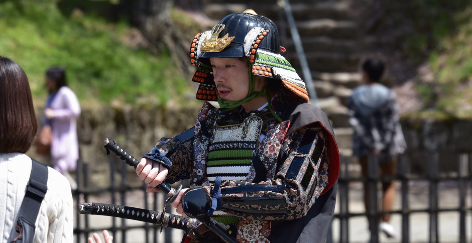 Japońscy rycerze - samuraje to świta służąca najwyższym dostojnikom, a także gwardia cesarska.