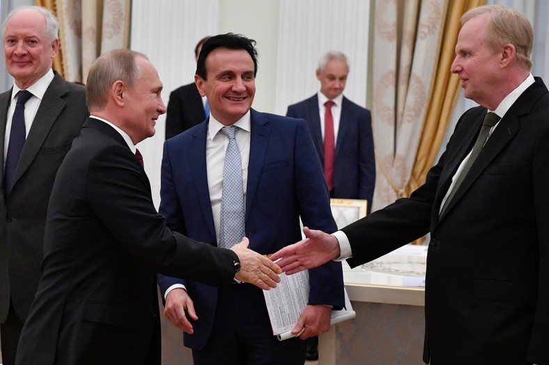 Prezydent Rosji Władimir Putin podaje rękę szefowi grupy British Petroleum (BP) Bobowi Dudleyowi podczas spotkania z brytyjskimi biznesmenami w Moskwie, 20 marca 2019 r.