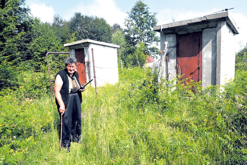 Ispred borbenog položaja. Levo je skladište raketa, desno “kancelarija”