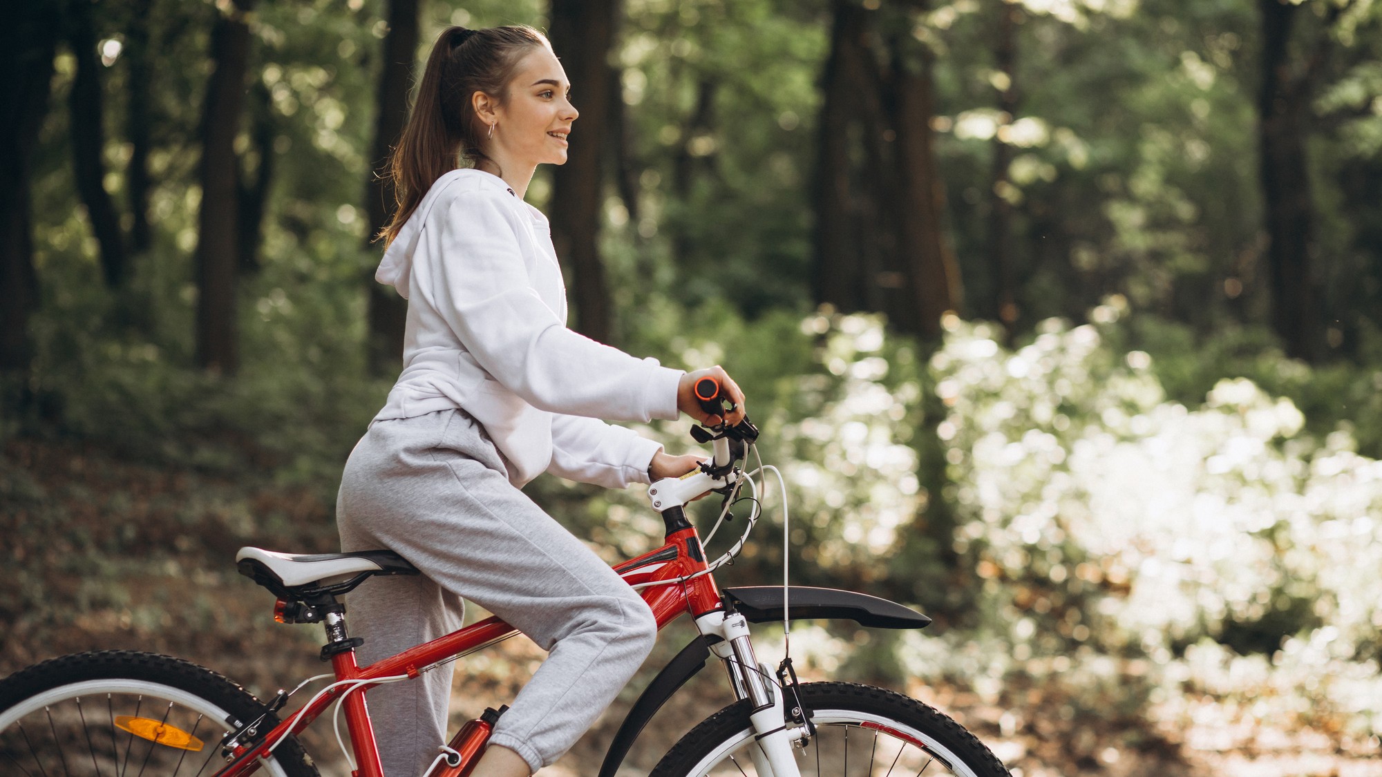 Jazda na bicykli je skvelý spôsob, ako spáliť kalórie a pritom si užiť čas v prírode.