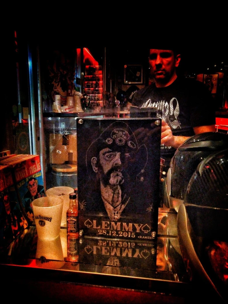 Lemijeva spomen-ploča u beogradskom klubu i Željko Jezdimirović | Foto: Željko Jezdimirović