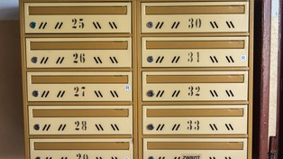 Naklejka "R" na skrzynce pocztowej. Co oznacza i jak ją zdobyć?