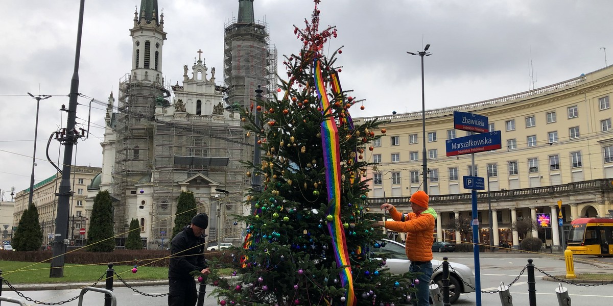 Choinka znajduje się na pl. Zbawiciela 