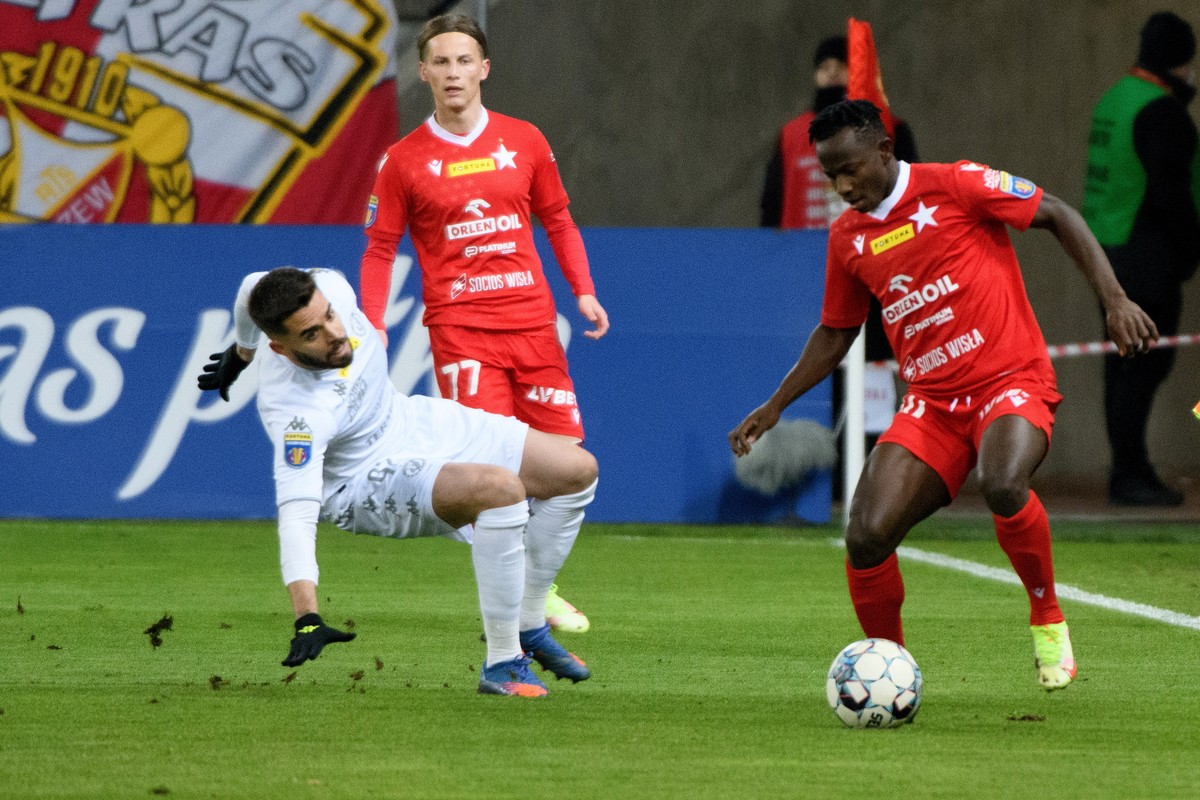Zawodnik Widzewa Łódź Radosław Gołębiowski (L) oraz Stefan Savic (C) i Yaw Yeboah (P) z Wisły Kraków podczas meczu 1/8 finału piłkarskiego Pucharu Polski w Łodzi