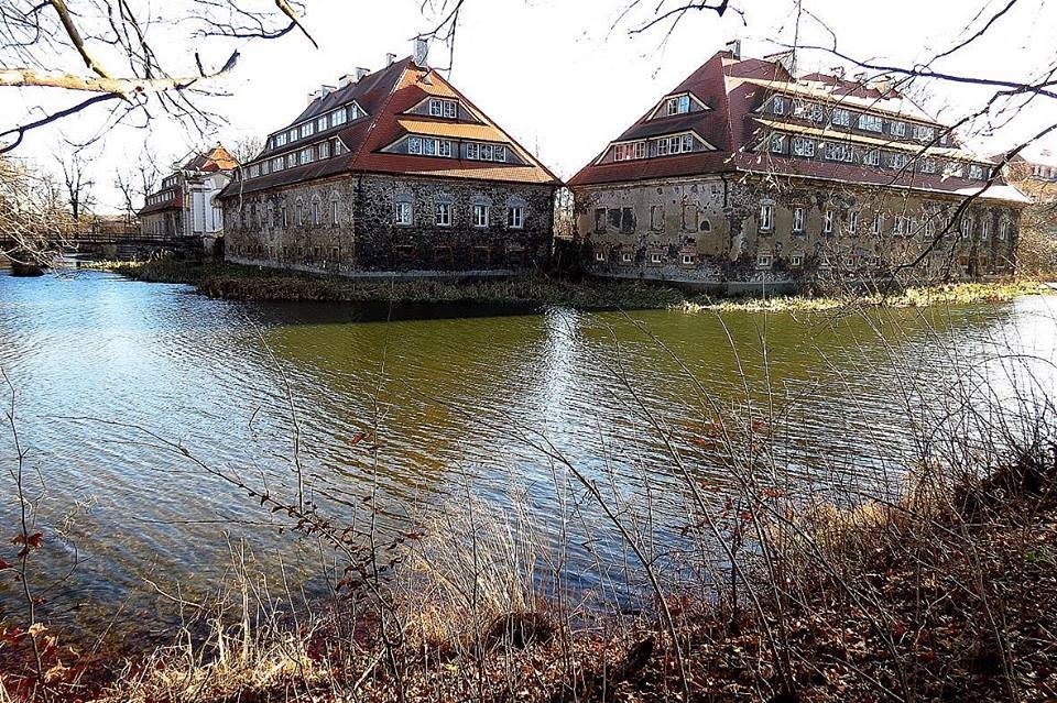 Radomierzyce - pałac, niezwykła historia i tajemnicze archiwa - Podróże