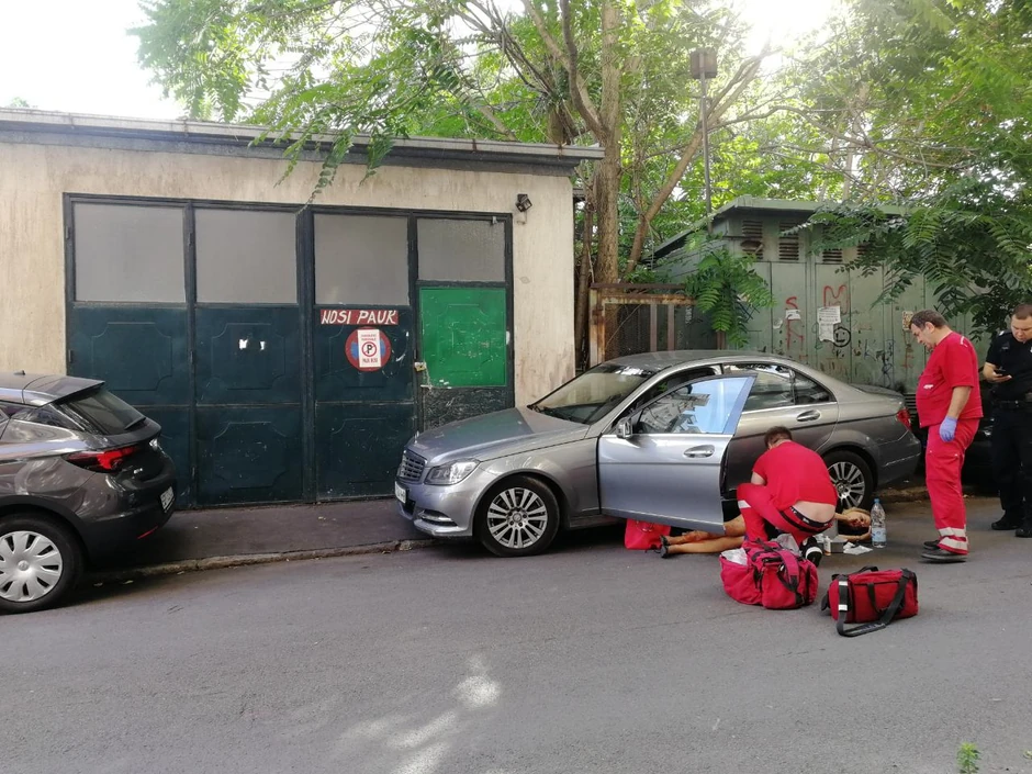 Lj. M. upucana je kada je krenula da uđe u automobil