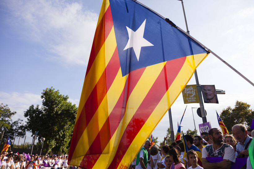 Większość Katalończyków popiera pomysł referendum w sprawie niepodległości. Na zdjęciu świętują na ulicach Barcelony narodowe święto