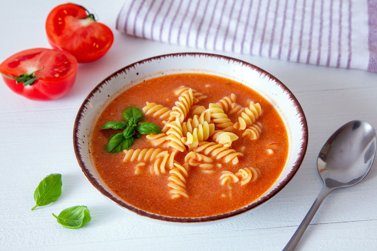 Pomidorowa ze świeżych pomidorów to smak lata, zrób tak, a zachwyci