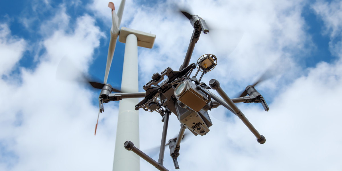 (Zdjęcie ilustracyjne) Letus Capital podpisał umowę na zbadanie globalnej zdolności patentowej drona o roboczej nazwie XFO 2020, podała spółka. Jest to system latający nowej generacji pozwalający przeskoczyć obecne ograniczenia standardowych dronów o napędzie śmigłowym, których budowa nie pozwala na dowolne skalowanie konstrukcji przy zachowaniu odpowiednich norm bezpieczeństwa.