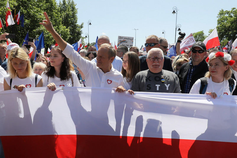 Przewodniczący PO Donald Tusk (centrum-L) i były prezydent Lech Wałęsa (centrum-P) na czele Marszu 4 Czerwca w Warszawie