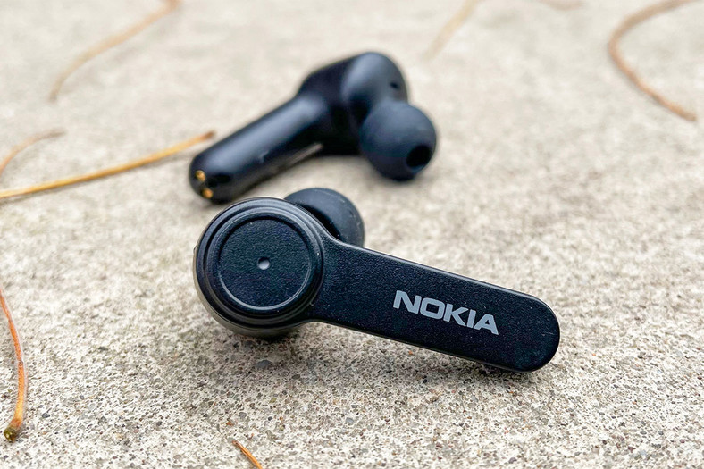 Nokia stawia na proste wzornictwo. Niestety, douszne Nokia NC Earbuds w teście pokazały za mało, aby walczyć o najlepsze lokaty