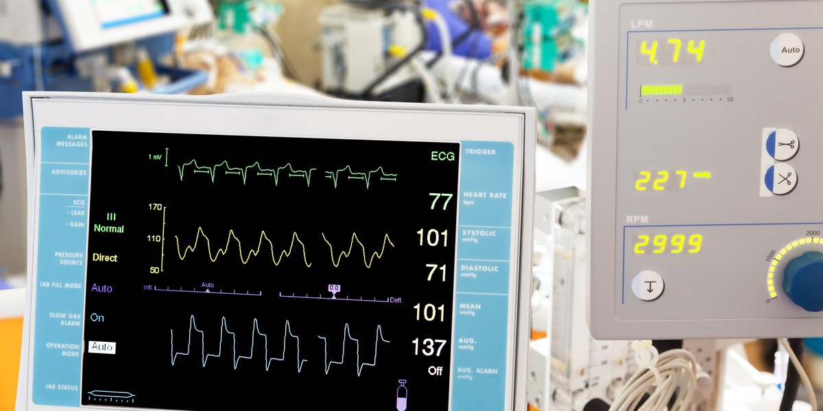 Zmarła 38-letnia pacjentka podłączona pod ECMO, chora na COVID-19. Lekarze uratowali jej dziecko.