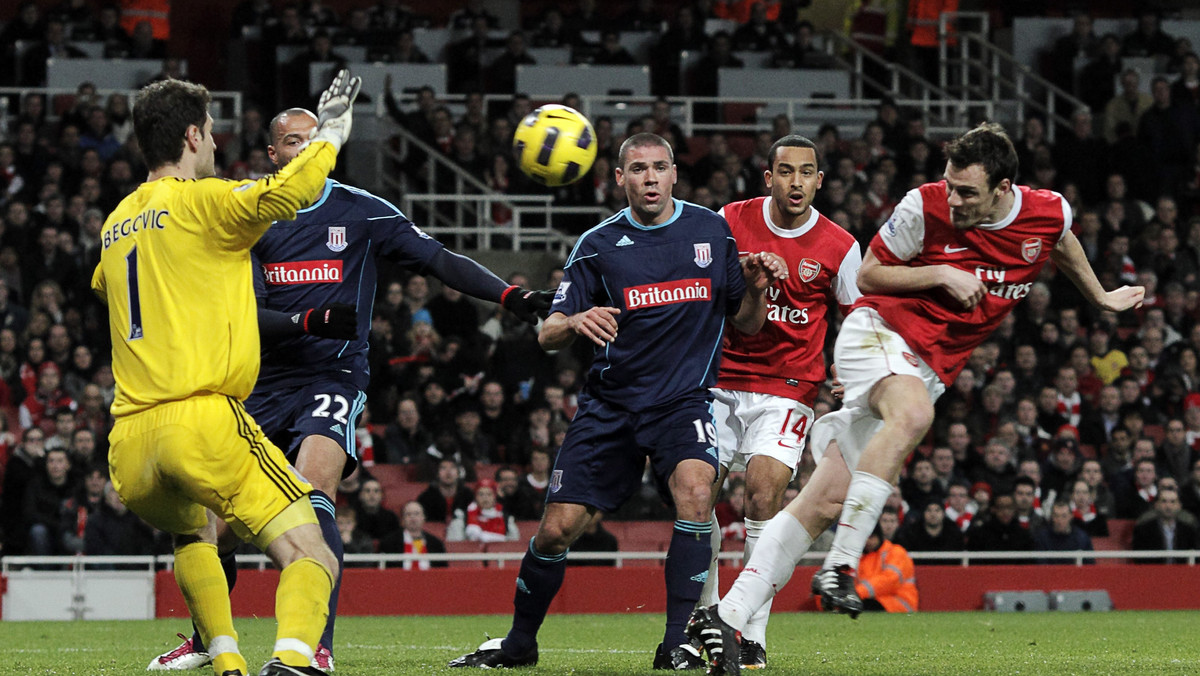 W zaległym spotkaniu 18. kolejki Premier League, na Emirates Stadium w Londynie Arsenal pokonał Stoke City 1:0 (1:0). W bramce Kanonierów cały mecz rozegrał Wojciech Szczęsny, który zaprezentował świetną formę i zachował czyste konto.