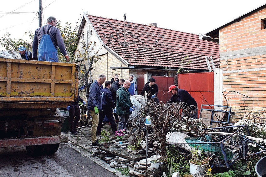 Josip Nađ je radio u vodovodu i imao nesreću na poslu. Kasnije nije uspeo da se snađe, sakupljao je sve i svašta misleći da će zaraditi novac...
