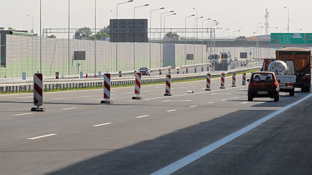 Zakończono wylewanie asfaltu na odcinku "C" autostrady A2 i jutro, a najpóźniej w czwartek całą trasą będą mogły pojechać samochody - podaje TVP Info. W Radiu ZET minister transportu Sławomir Nowak ocenił, że są szanse, że autostrada zostanie otwarta na Euro 2012.