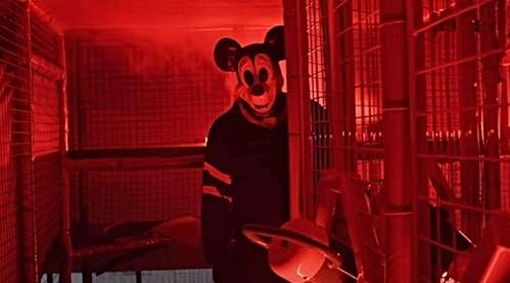 Mickey egér vérfagyasztó gyilkossá válik az új procukcióban. /Fotó: IMDb