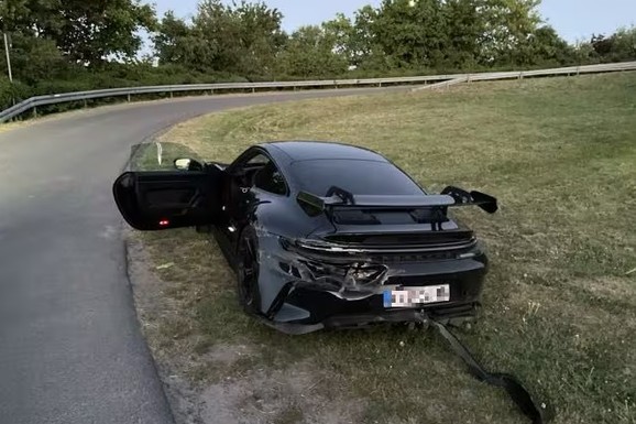 Porše sa srpskim tablicama OSTAVLJEN NA LIVADI PORED AUTOPUTA! Šteta? Prava sitnica - kao stan u Beogradu (FOTO)