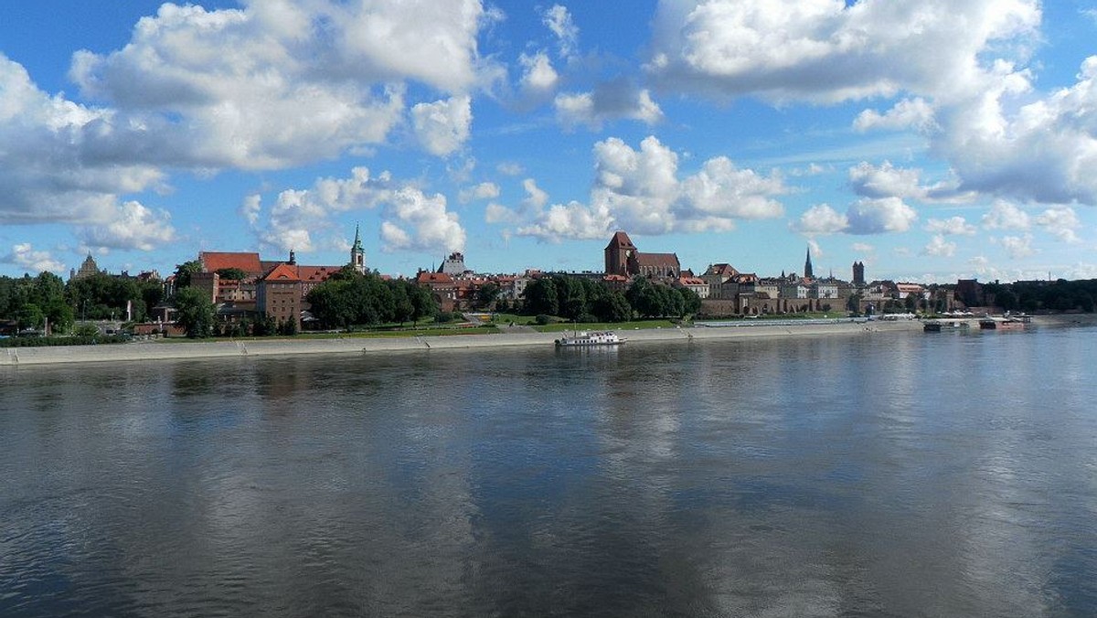 Systematycznie o kilkadziesiąt tysięcy rocznie wzrasta liczba turystów odwiedzających Toruń, w zeszłym roku przyjechało 1,7 mln osób - wynika z raportu przygotowanego przez miejscowy Ośrodek Informacji Turystycznej.