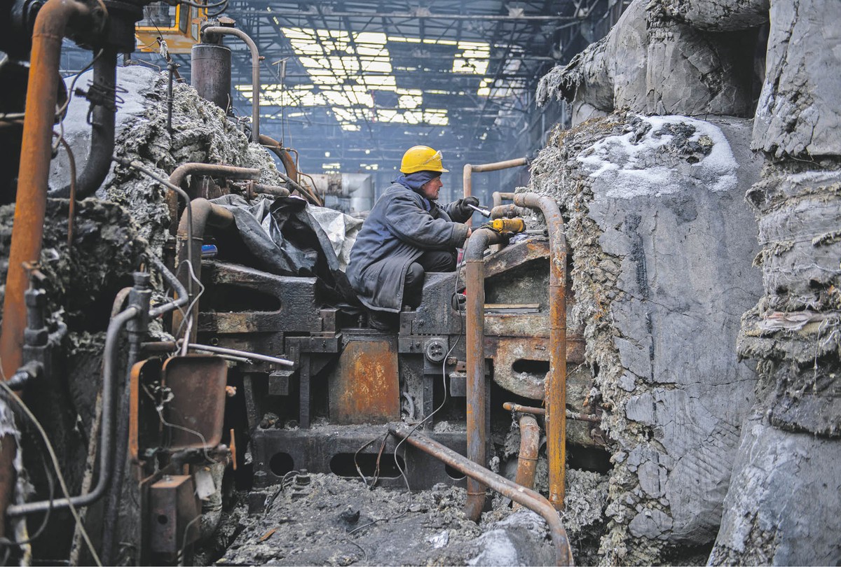 Pracownicy DTEK naprawiający elektrociepłownię zniszczoną podczas rosyjskiego ataku jesienią 2024 r.