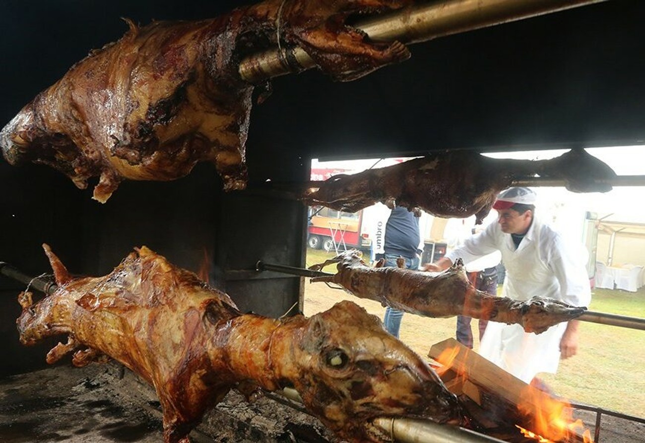 Seli na jagnjetinu pa ostali bez reči kada je stigao račun: Da li ovaj obrok postaje luksuz?
