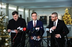 Konfederacja protestuje pod napisem "Szczepienie czyni wolnym". Premier zabrał głos