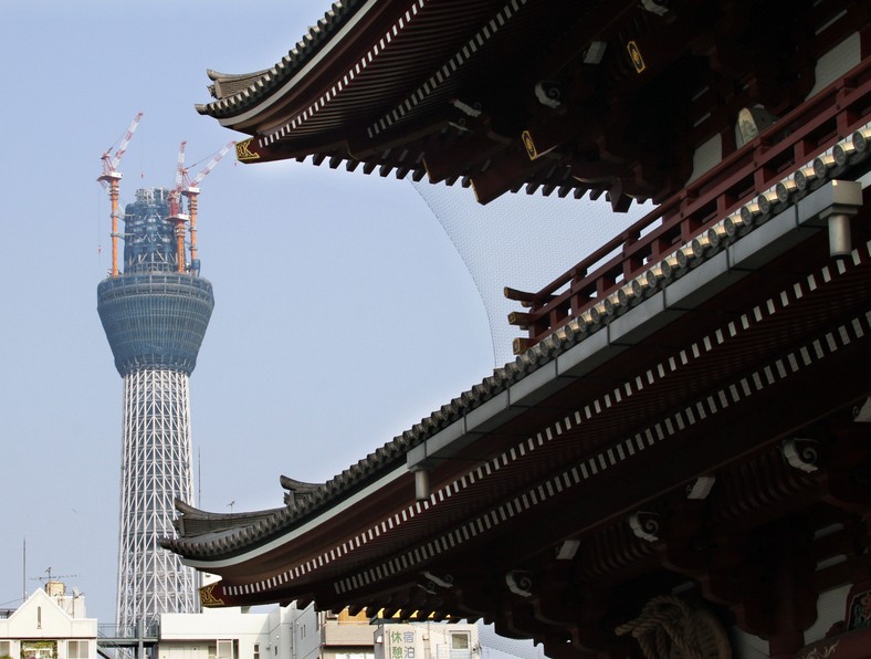 Widok na szczyt Tokyo Sky Tree, fot. Kimimasa Mayama/Bloomberg