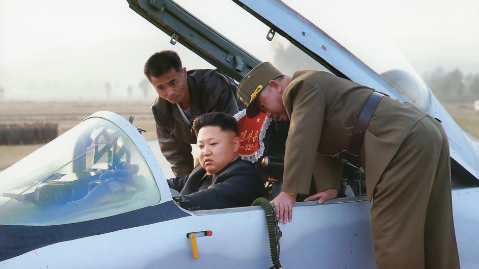 Kim Dzong Un w samolocie Sił Powietrznych i Przeciwlotniczych Koreańskiej Armii Ludowej na zdjęciu opublikowanym przez państwowe media w październiku 2014 r.