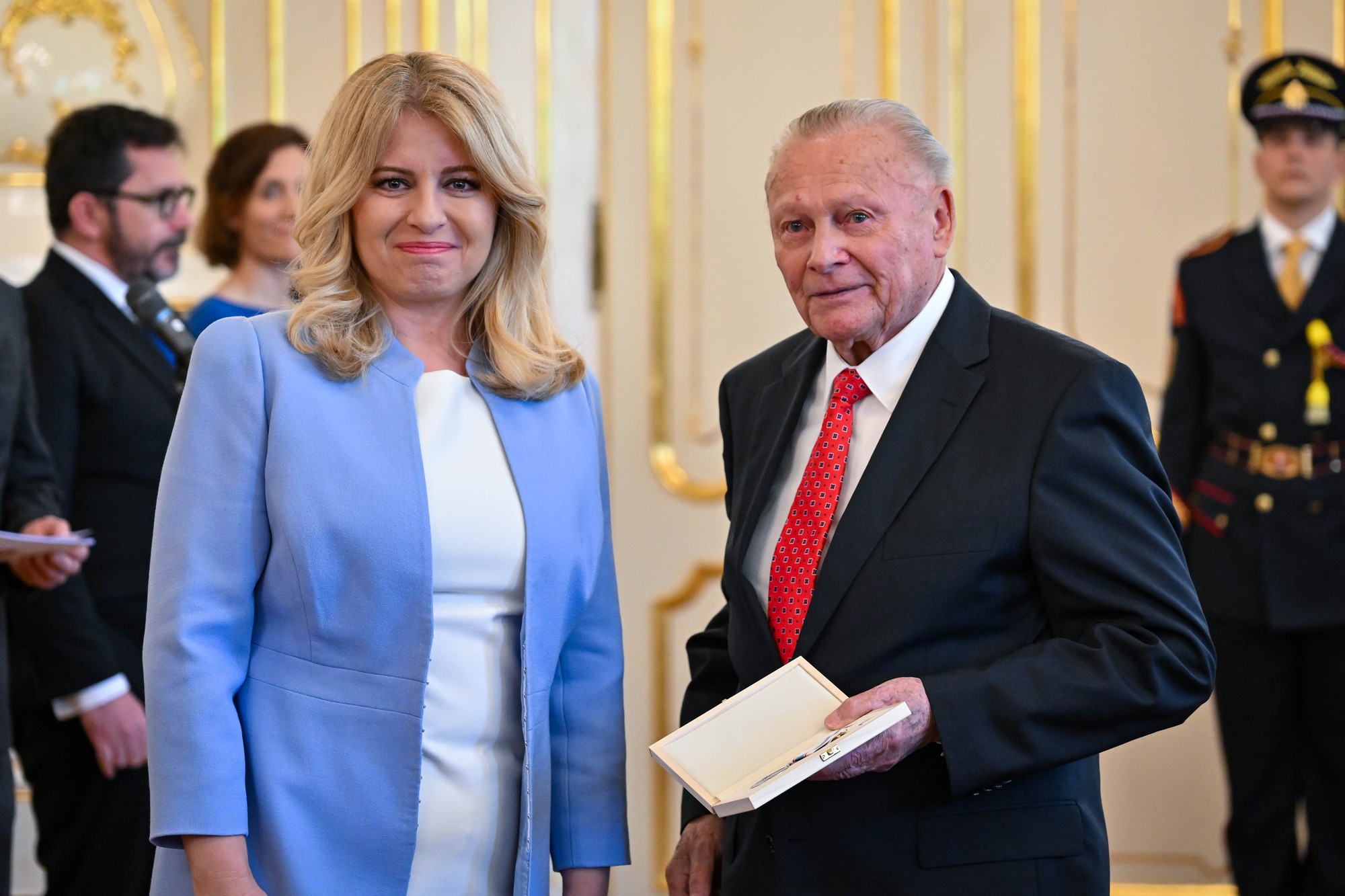 Prezidentka SR Zuzana Čaputová odovzdala ďakovnú medailu Rudolfovi Schusterovi.