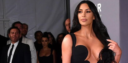 Ujawniamy tajemnicę Kim Kardashian! Jak ta suknia z niej nie spadnie?
