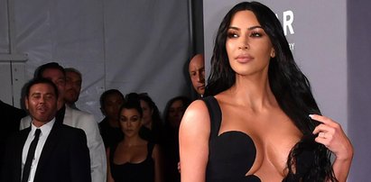 Ujawniamy tajemnicę Kim Kardashian! Jak ta suknia z niej nie spadnie?