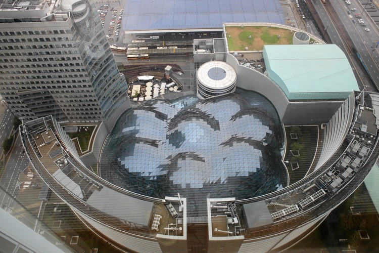 Budynek 'Żagiel' projektu Daniela Libeskinda przy ul. Złotej 44 w Warszawie