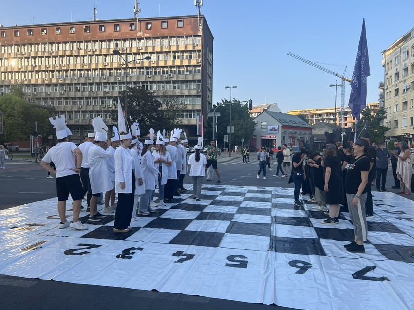 Građani i studenti u Novom Sadu igraju šah