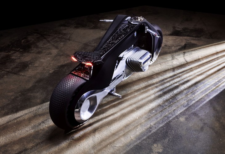 Kierowca będzie miał do dyspozycji cyfrowe okulary o nazwie „Visitor”, dzięki którym dowie się na bieżąco, jakie błędy popełnia, zostanie poinformowany na temat warunków jazdy i stylu jazdy.