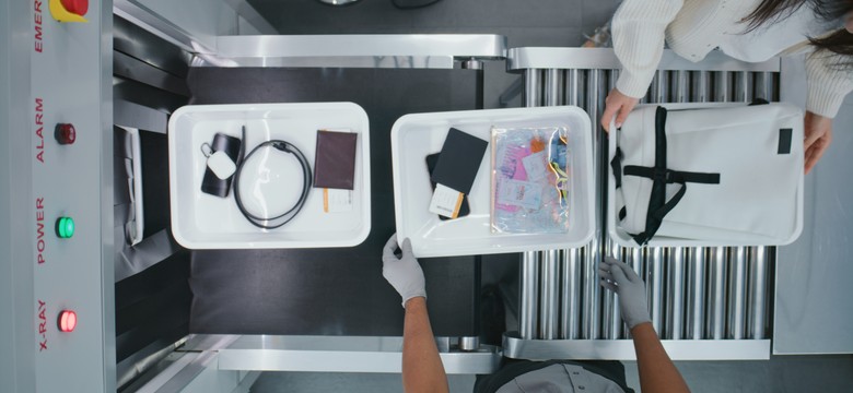 Szybsze przejście przez kontrole na lotnisku. Tego już nie trzeba wyjmować z bagażu