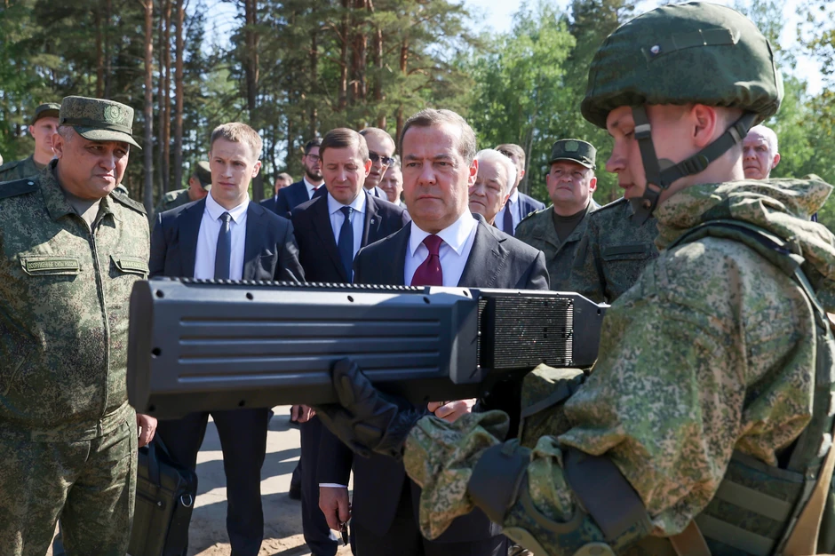 Dmitrij Medvedev sa ruskom vojskom