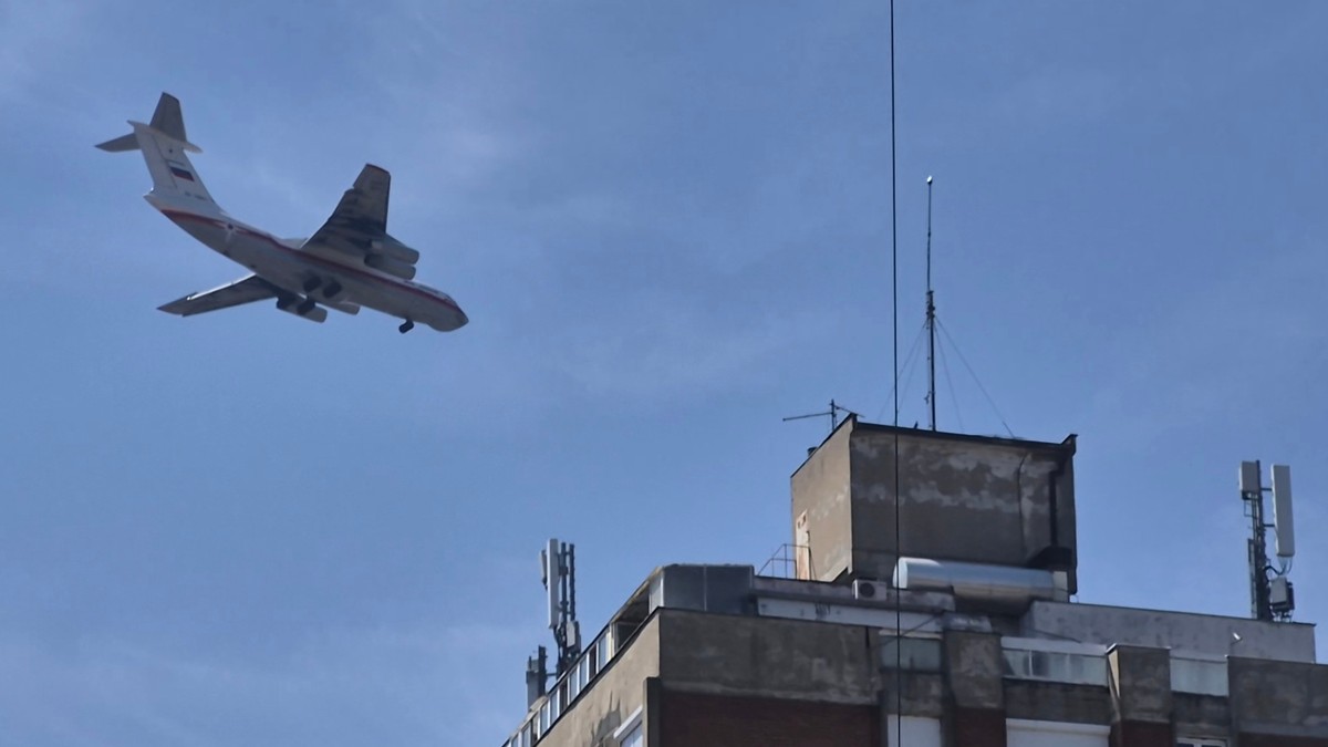 Avion "Iljušin76" za gašenje požara sleće na aerodrom u Nišu