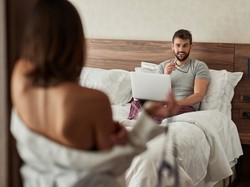 Pandemia wzmogła popyt na pornografię - jak to wpływa na związek?
