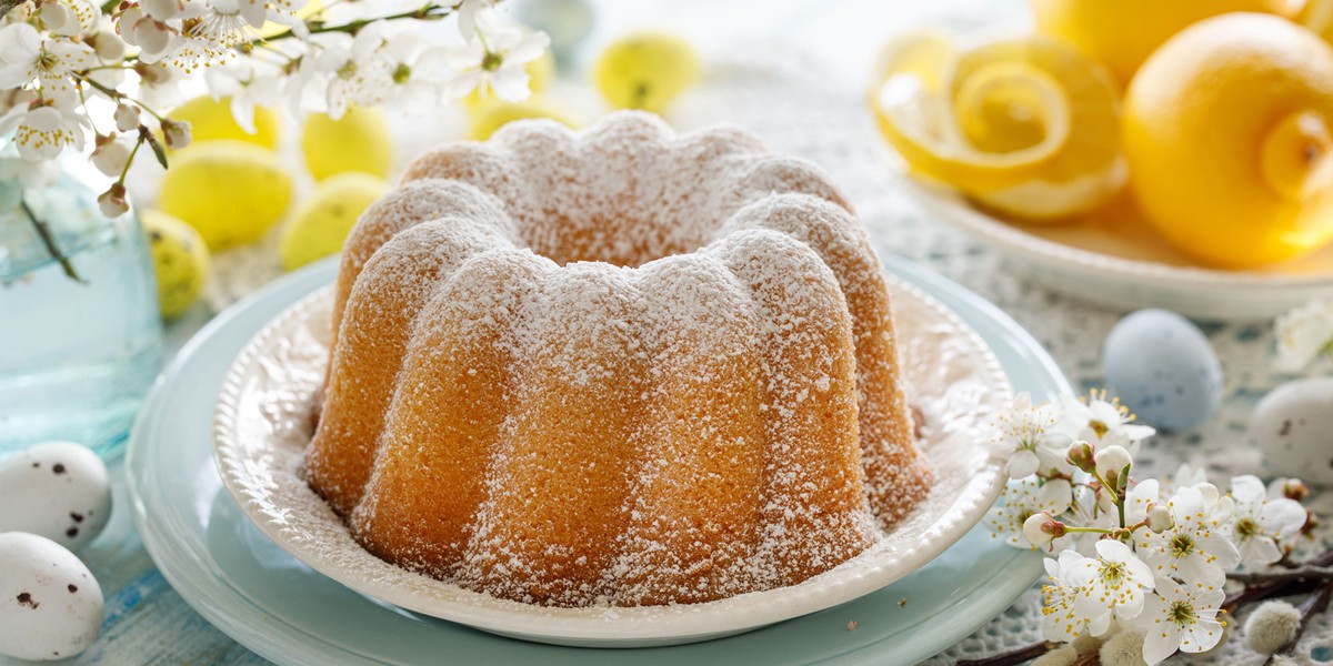 Cytrynowa babka wielkanocna jest wyjątkowo puszysta i wilgotna.