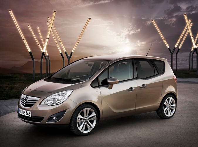 Nowa Meriva zadebiutuje na deskach salonu samochodowego w Genewie już 4 marca. Auto będzie produkowane w Saragossie w Hiszpanii. Początek sprzedaży zaplanowano na tegoroczne lato, wtedy poznamy wszystkie plusy i minusy…