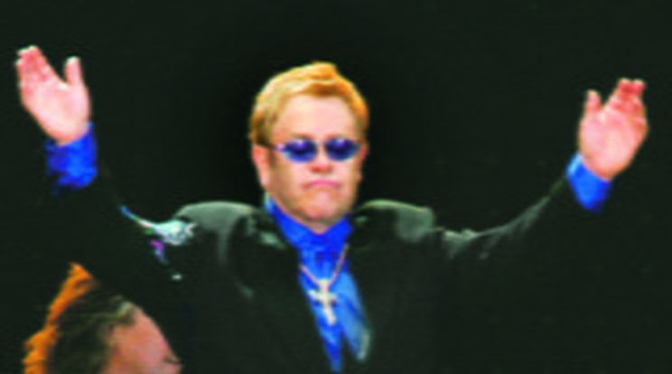 Napokig őrzik Pesten Elton John zongoráját