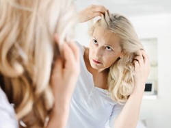 Menopauza a włosy. Czy jest się czego bać?