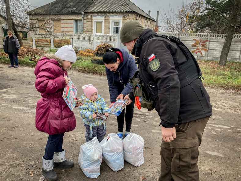 Pomoc humanitarna na terenach zniszczonych przez Rosjan