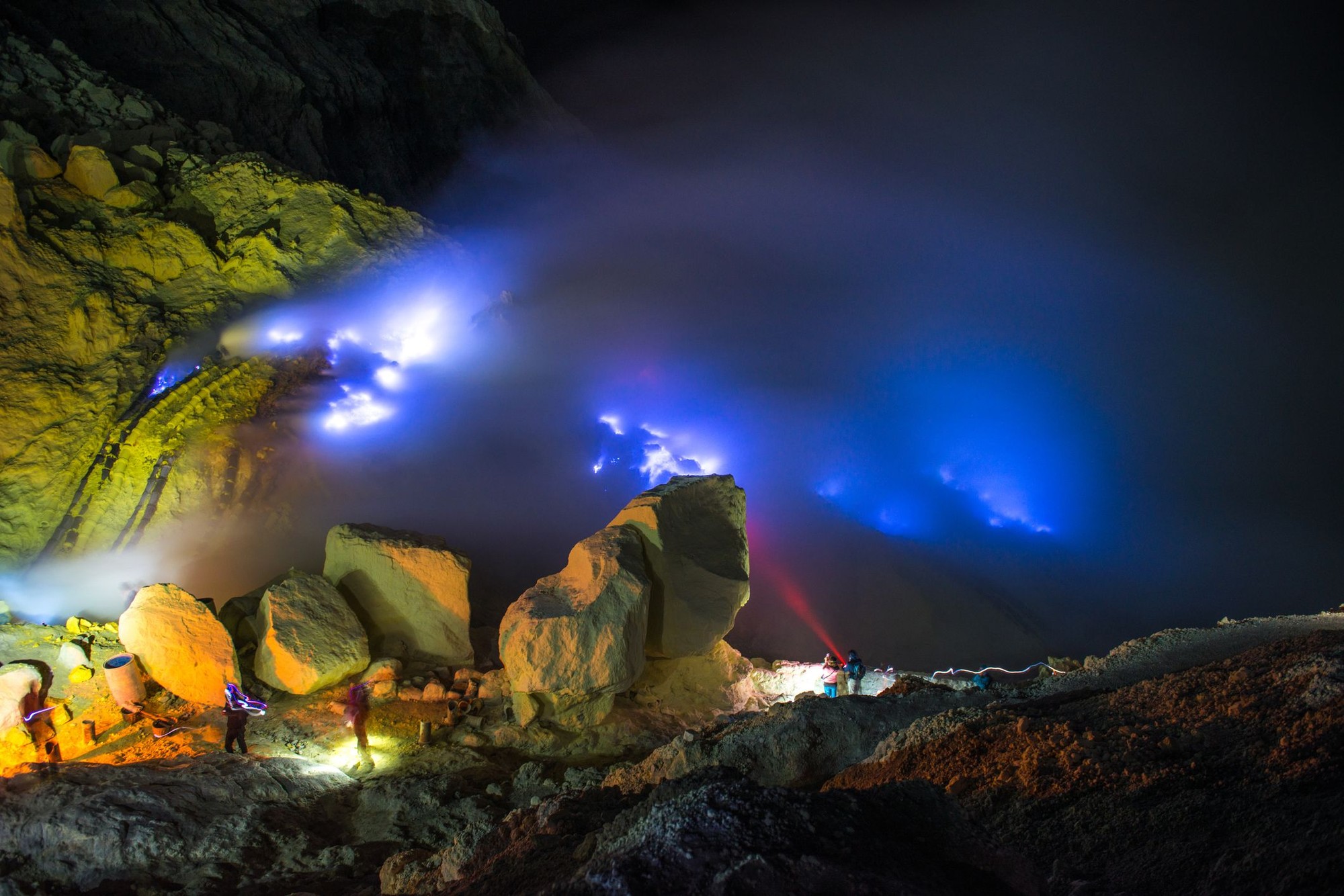 Modrá láva pri sopke Kawah Ijen