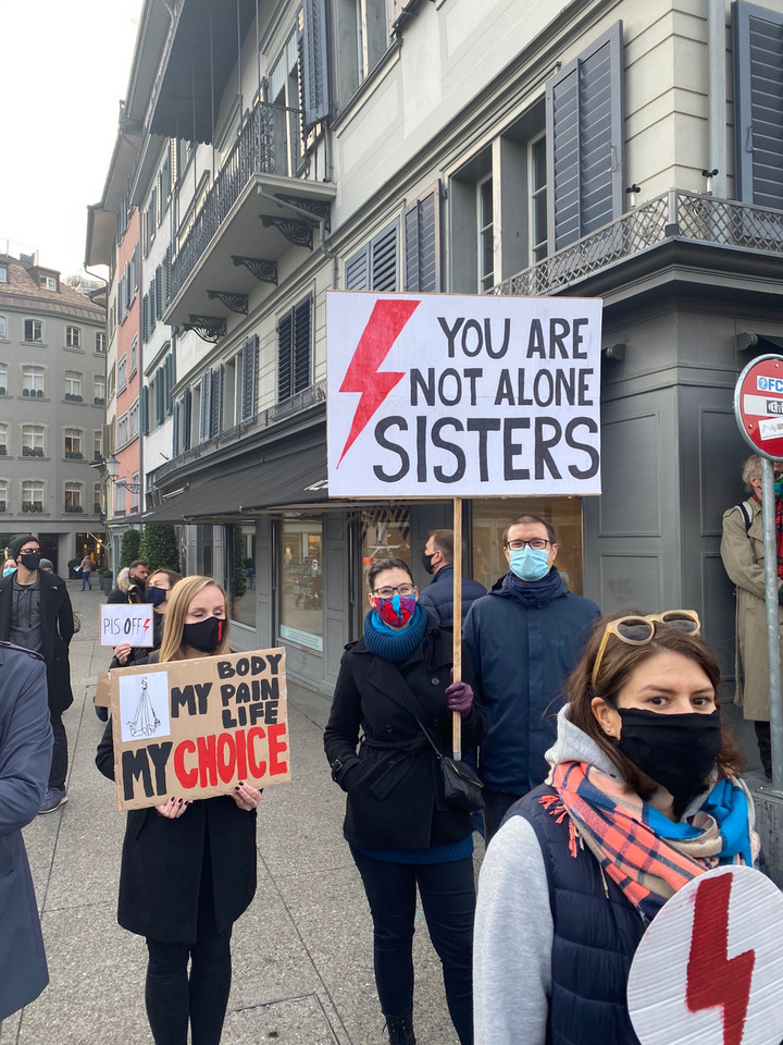 Zurych, Szwajcaria. Manifestacja solidarności z kobietami protestującymi w Polsce