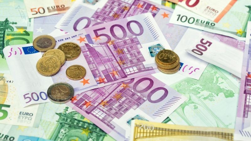 Seniorka vyhodila z okna igelitku s 10-tisíc eurami, naletela mužovi, ktorý sa vydával za jej vnuka