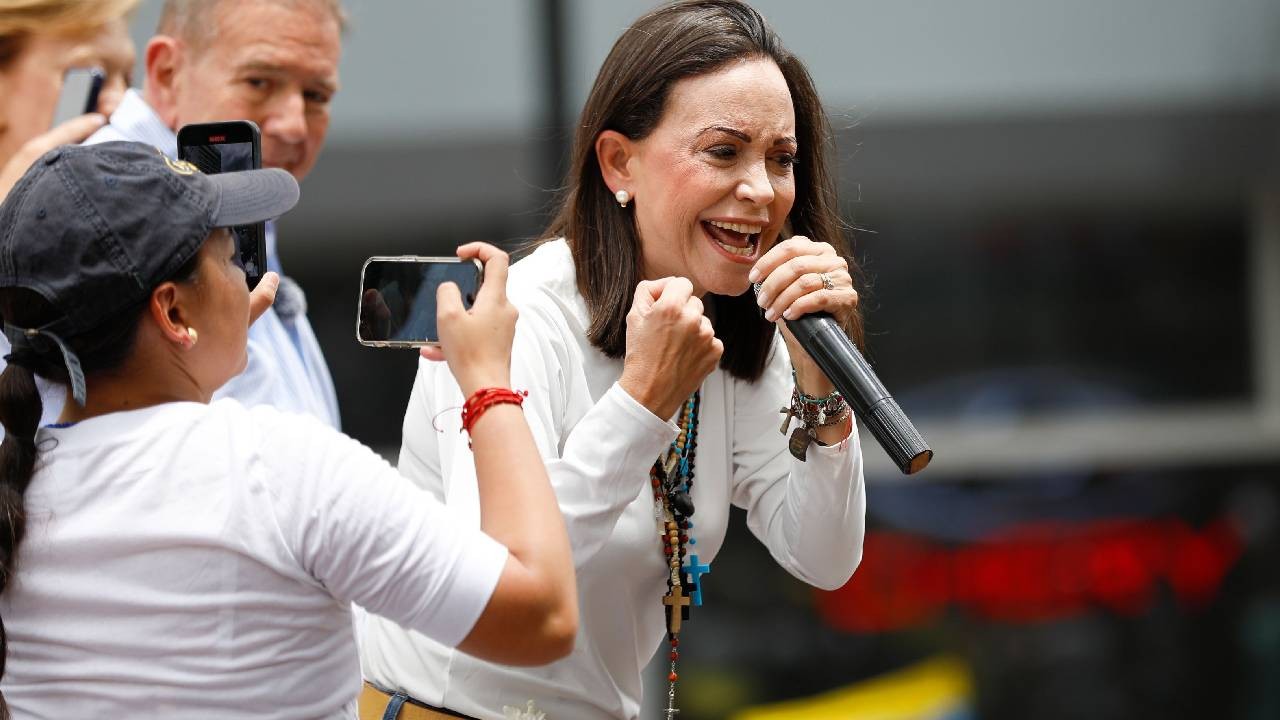 Maria Corina Machado, primită ca un star rock în Venezuela, spre supărarea președintei Delcy Rodríguez. Cum poate schimba lidera Opoziției negocierile pentru reconstrucția țării 