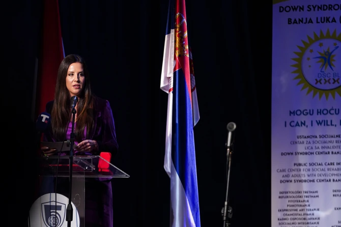 Tamara Vučić u ljubičastom kompletu