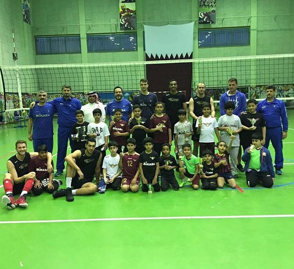 Mladen sa kolegama i mladim odbojkašima u Kataru