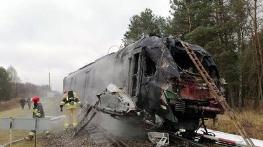 Wypadek pociągu. Człon maszyny zajął się ogniem. Nie żyje jedna osoba [ZDJĘCIA]